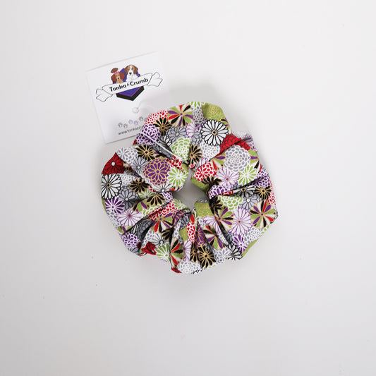 Scrunchie in Japanese floral design with red floral accents