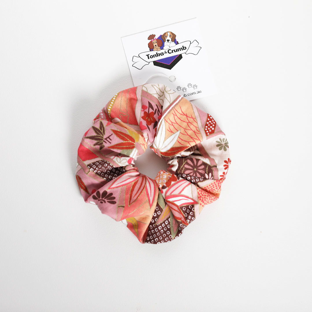 Scrunchie made of Japanese fabric in peach pink design